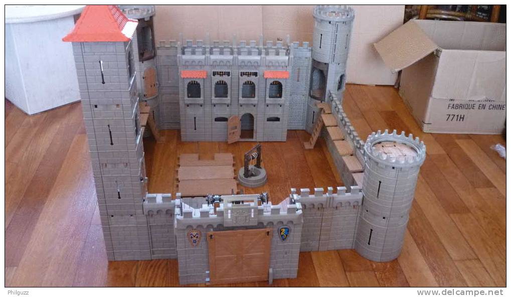 PLAYMOBIL TRES RARE CHATEAU MEDIEVAL Compilation De Plusieurs Boîtes Environ 80 X 80 Cm - Playmobil