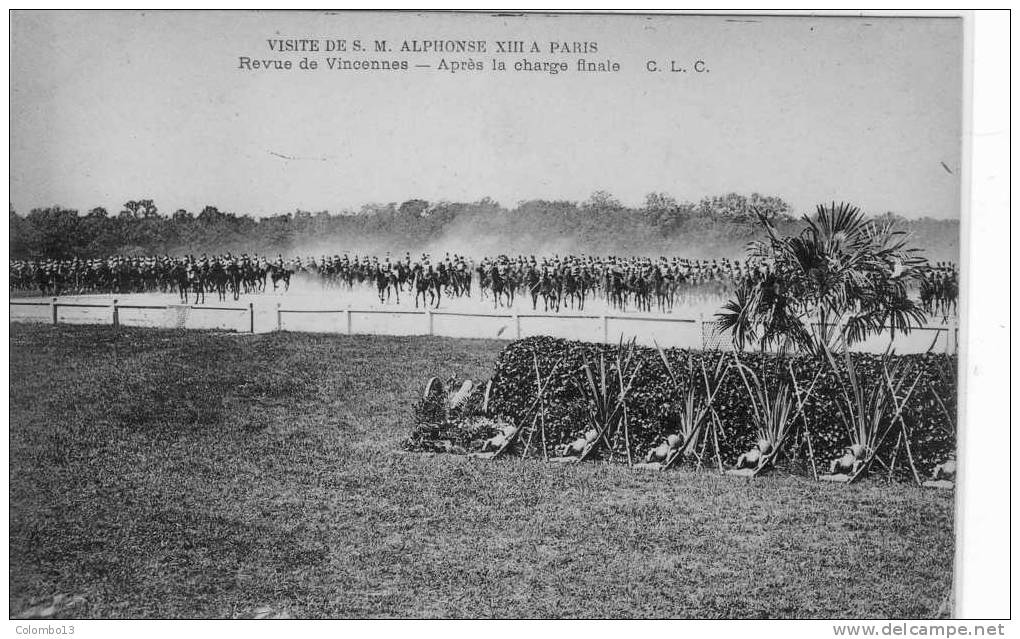 VISITE DE S M ALPHONSE XIII REVUE DE VINCENNES - APRES LA CHARGE FINALE - Königshäuser