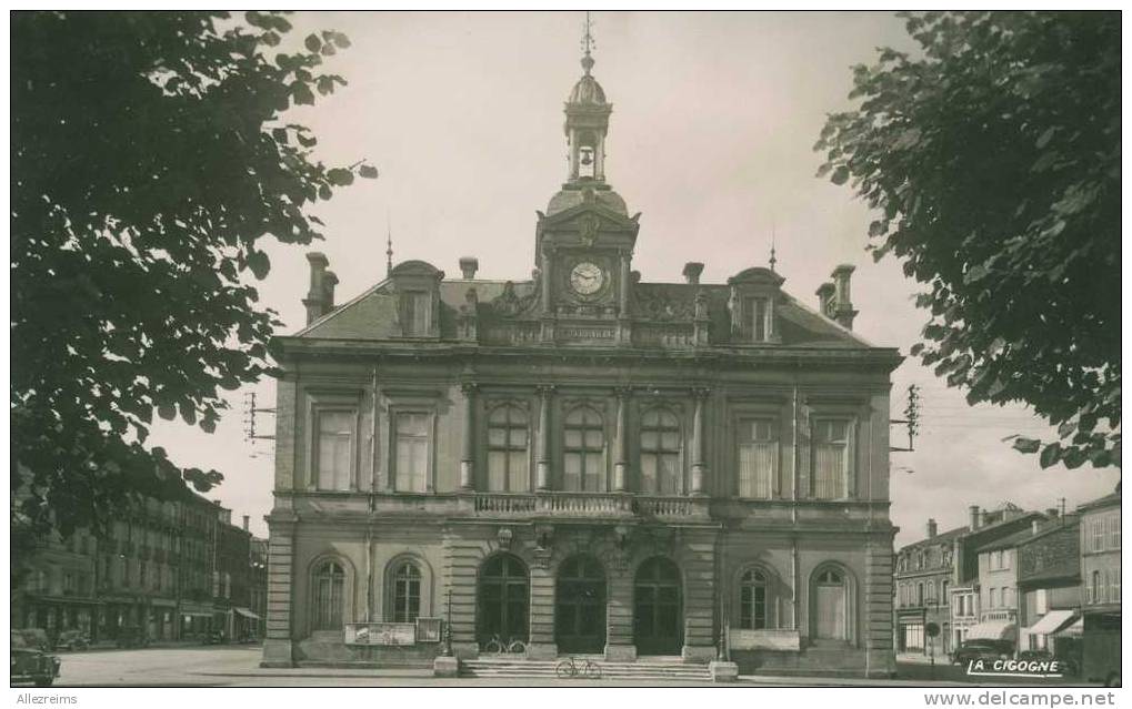 CPSM 54 : LONGUYON    Hotel De Ville         A VOIR ! - Longuyon