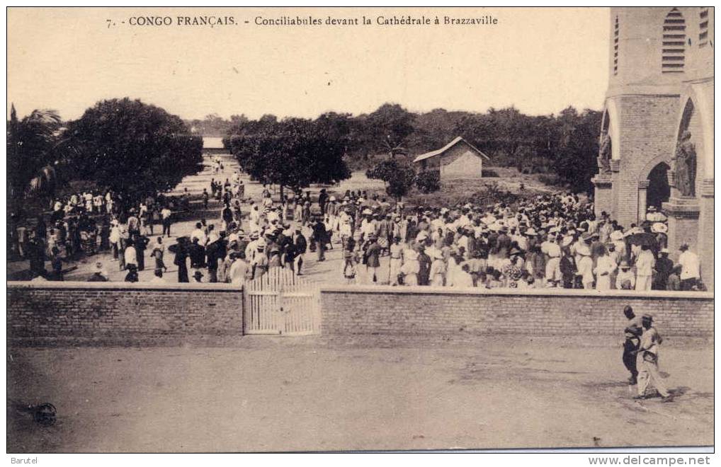 BRAZZAVILLE [Congo Brazzaville] - Conciliabules Devant La Cathédrale - Brazzaville