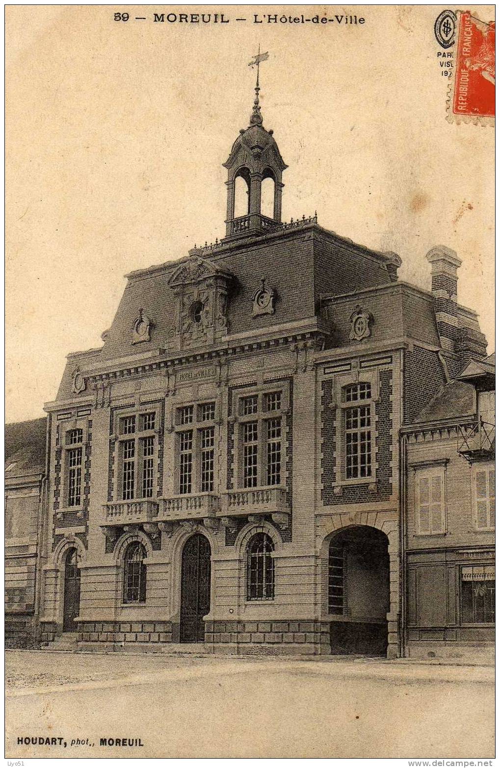 Moreuil   Somme     L´ Hôtel De Ville  . 1915 .   Cpa : N&b - Taches Et Rousseur - - Moreuil