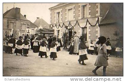Carte Photo .Procession Religieuse. Peut  être En Maine Et Loire - To Identify