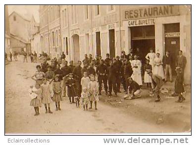 Carte Photo .Groupe  Et Militaires Dans Une Rue ..Café.Restaurant.. Ou ??? - To Identify