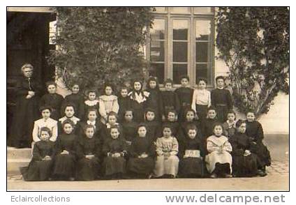 Thème:  Enseignement  Ecole          Groupe De Jeunes Filles Devant Classe école. Non Localisée Au Dos .(voir Scan) - School