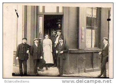 Carte Photo .Groupe Devant  Café.. Restaurant..Plaque émaillée Byrrh - A Identifier