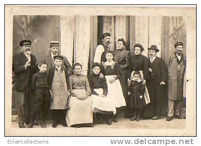 Carte Photo .Groupe Devant  Café...?? - A Identifier