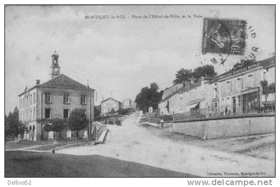 MONTIGNY - Le - ROI .  - Place De L ´ Hôtel De Ville,  Et La Voie - Montigny Le Roi