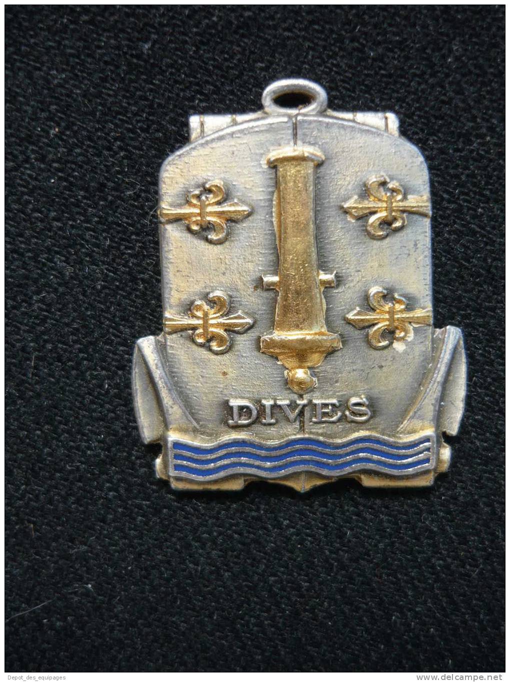 Insigne MARINE  :  DIVES, Bâtiment De Débarquement - Navy