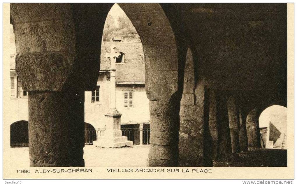 ALBY SUR CHERAN -  VIEILLES ARCADES SUR LA PLACE - Alby-sur-Cheran