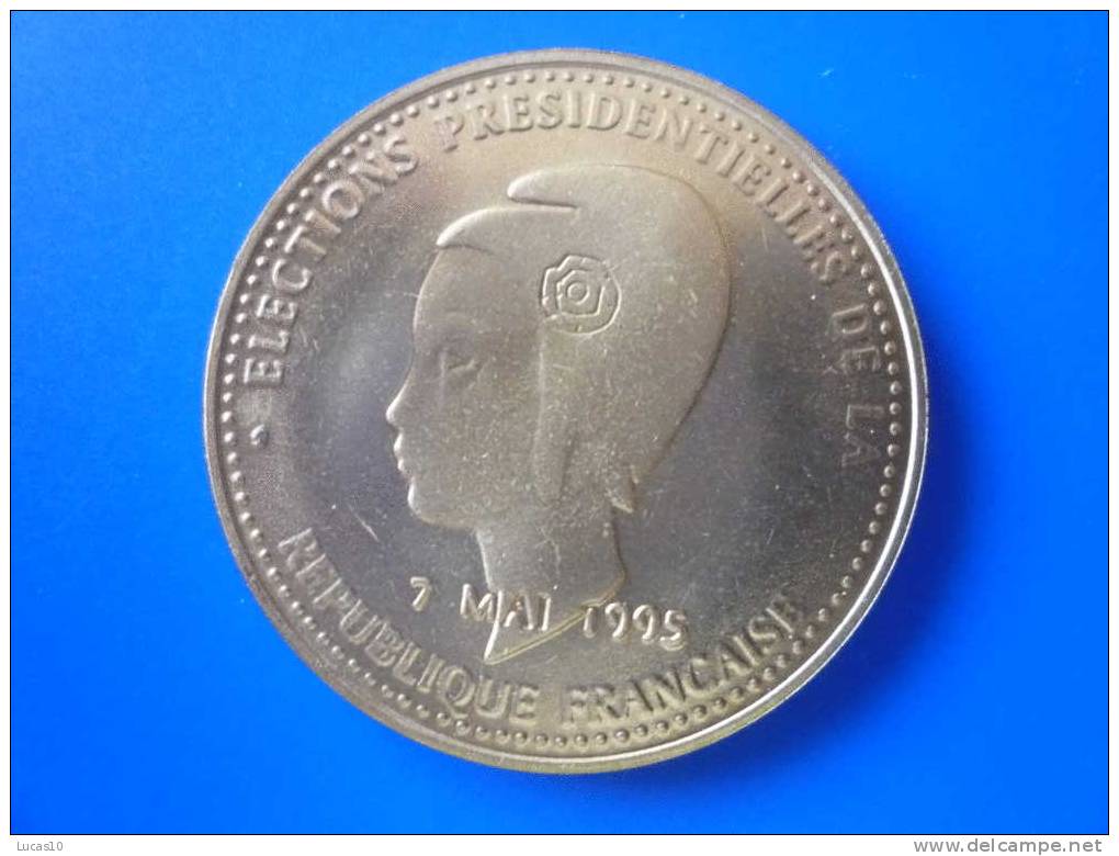 (V)  .medaille Jacques Chirac Dans Un Boitier 4cm De Diametre  Au Dos Marianne 7 Mai 1995 .... - Andere & Zonder Classificatie