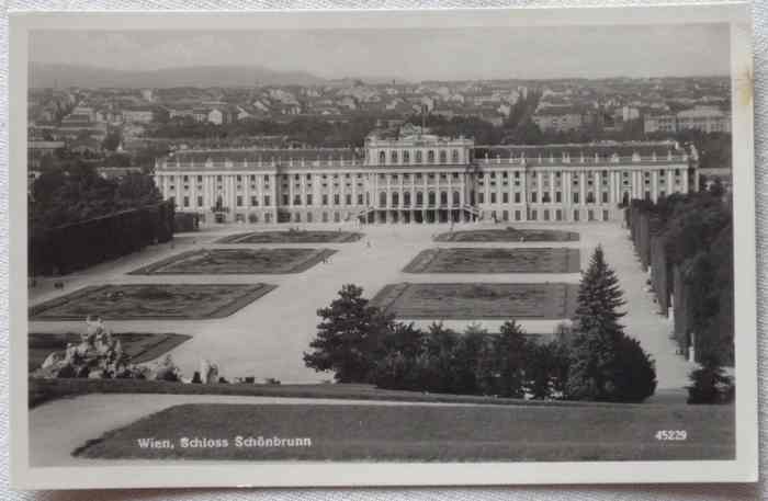 AUSTRIA / OSTERREICH -  Vienna / Wien - Scloss Schoenbrunn - Distant Panoramic View - Old B&w  Postcard Ca 1940s - Schönbrunn Palace