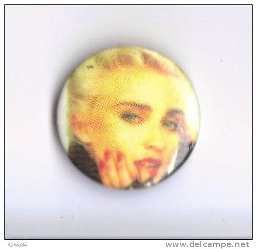 DIVERS  Madonna  " Badge " - Objetos Derivados