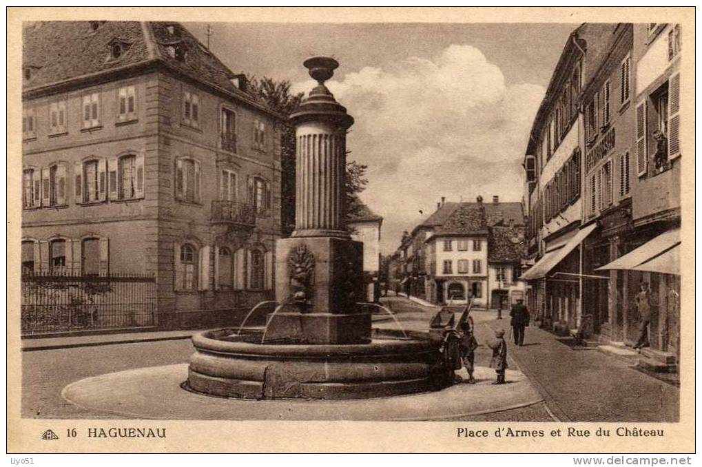 Haguenau  Bas Rhin     Place D´Armes Et Rue Du Château      Cpa : Bon état - - Haguenau