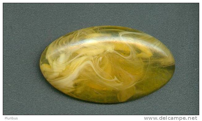 LARGE BROOCH MADE OF AMBER IMITATION - Broches