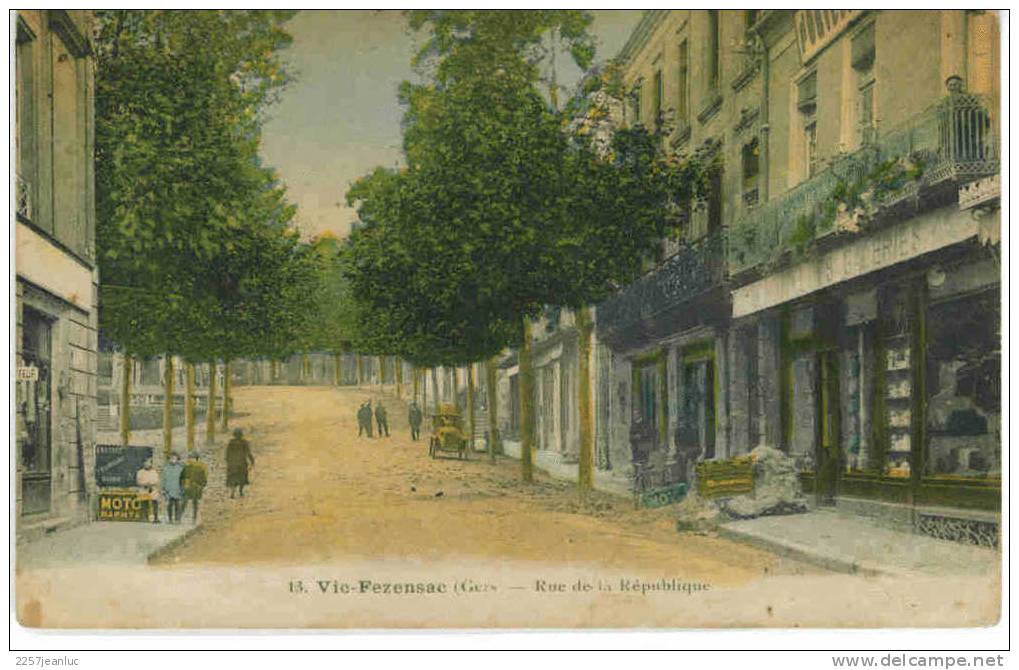 CP - 32 -   Vic Fezensac Rue De La Republique Animees. - Vic-Fezensac