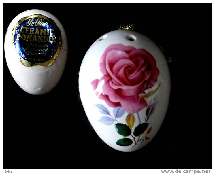 Oeuf à Parfum En Porcelaine Anglaise Du Devon / Perfumed China Egg Pomander From Devon England - Eieren