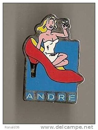 Pin's Femme Pin-up Blonde : Chaussures ANDRE , Robe Blanche Et Coupe De Champagne - Pin-Ups