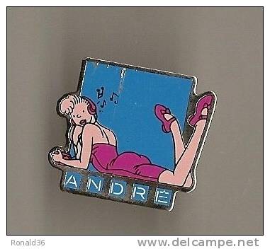 Pin´s Femme Pin-up Blonde : Chaussures ANDRE , Robe Pourpre Et Musique - Pin-Ups