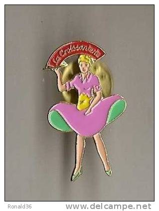 Pin´s Femme Pin-up Blonde : La Croissanterie , Robe Rose Et Verte ( Boulangerie Patisserie ) - Pin-ups