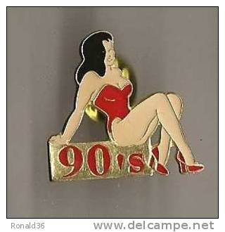 Pin´s Femme Pin-up Brune : 90's  , Robe Et Chaussures Rouge - Pin-ups