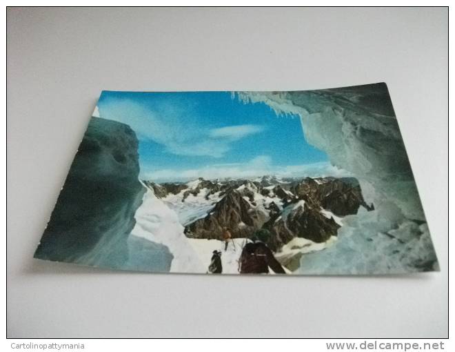 Alpinisti Scalano Monti Panorama Visto Dalla Grotta Dell' Aiguille Du Midi - Bergsteigen