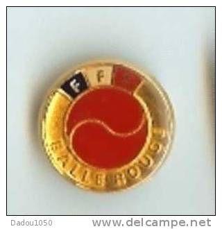 Broches Ou épinglettes FFT Balle Rouge - Tennis