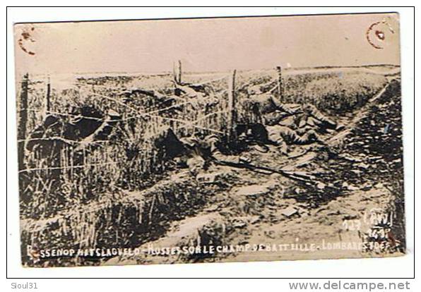 WW1 ... CARTE  PHOTO  RUSSES TUES  SUR  LE  CHAMP DE BATAILLE DE LOMBARTZYDE - Russie