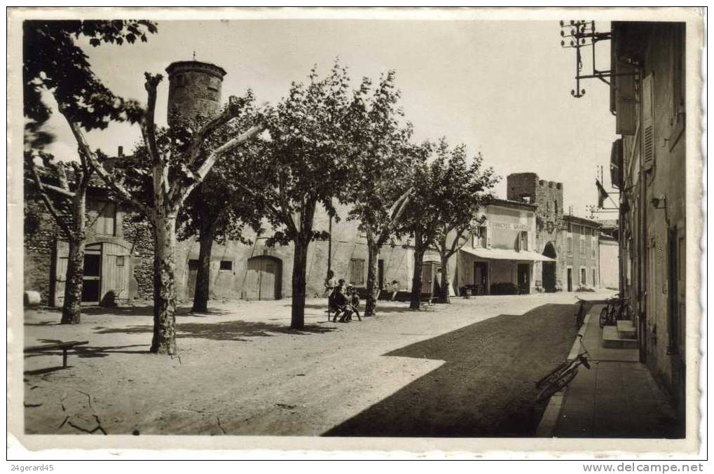 CPSM LA ROCHE DE GLUN (Drome) - Place De La Mairie, Porte Roussillon Et Tour Diane De Poitiers - Autres & Non Classés