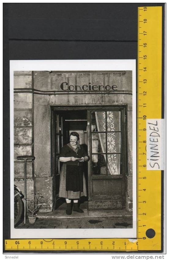 Carte Neuve La Concierge Aux Lunettes Rue Jacob 1945 - Doisneau