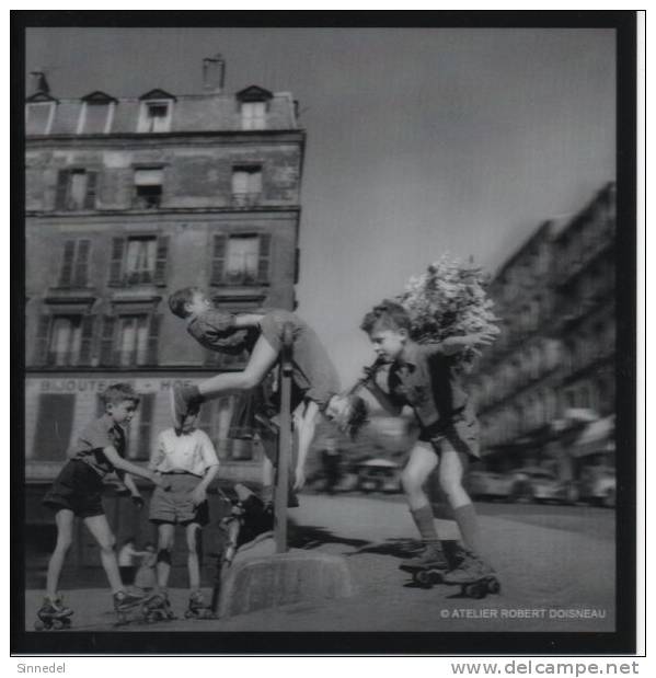 Carte Neuve  150x147 Mms Les  Enfants En Patin A Roulettes En 3 D .  PHOTO DOISNEAU - Doisneau