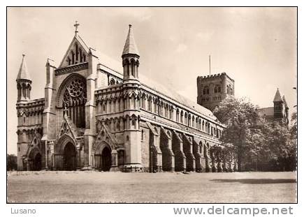 St Albans Abbey - The West Front - Abbaye De St Albans - La Façade Ouest - Hertfordshire