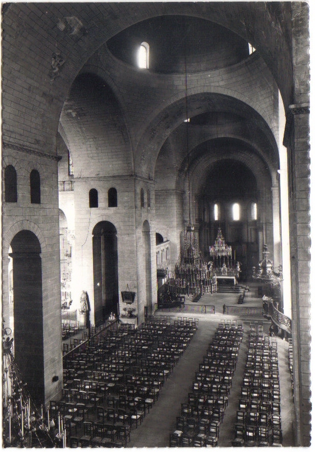 CPM De Détail De La Cathédrale Saint Front De Périgueux   La Nef Avec Le Grand Autel - Luoghi Santi