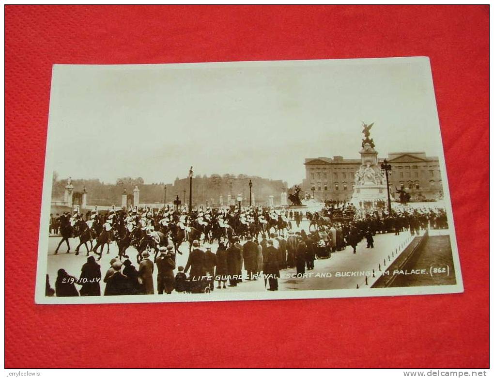 London  -  Life Guards Royal Escort And Buckingham Palace - Buckingham Palace