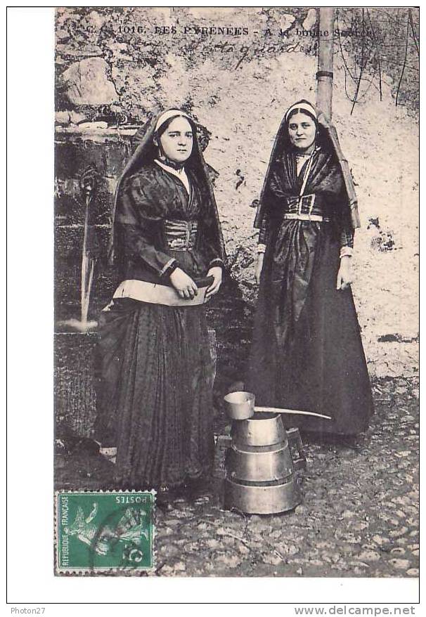 Les Pyrénées - à La Bonne Source (2 Femmes En Costume, Ustensiles) - Street Merchants