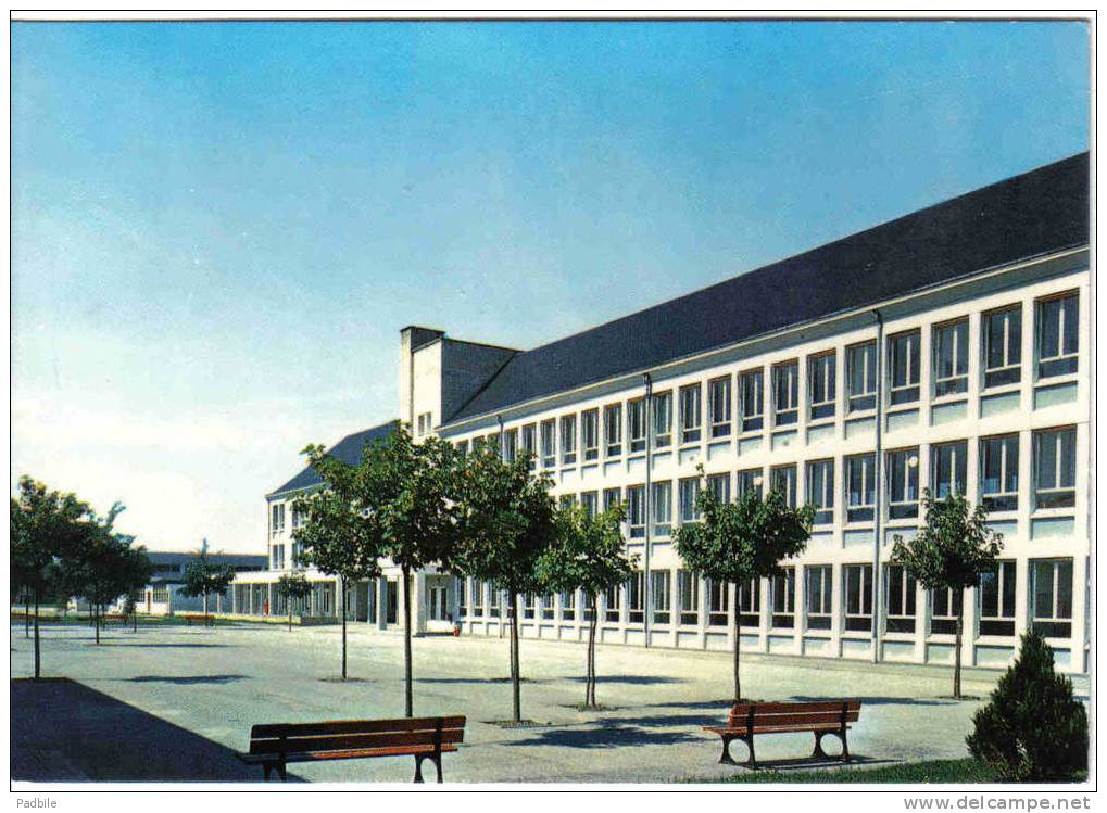 Carte Postale 18. Aubigny-sur-Nere  Le Collège D'enseignement Secondaire CES  Très Beau Plan - Aubigny Sur Nere