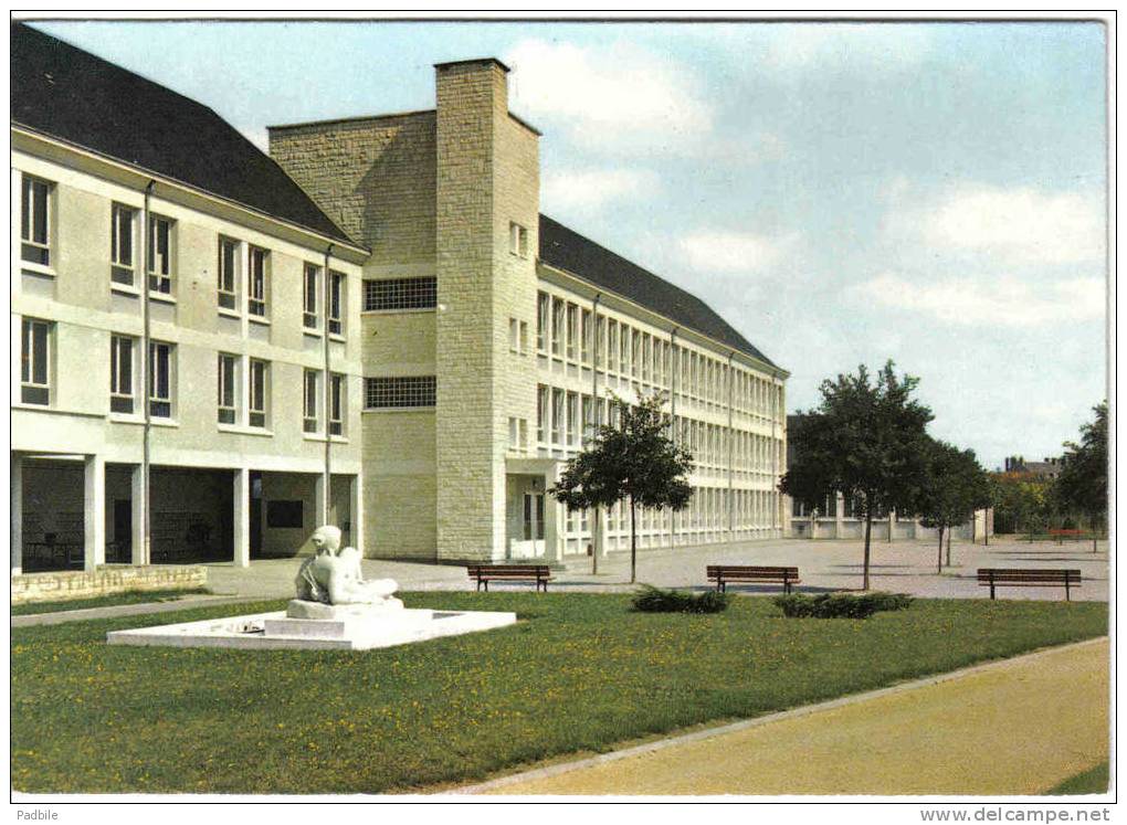 Carte Postale 18. Aubigny-sur-Nere  Le Collège D´enseignement Secondaire CES  Très Beau Plan - Aubigny Sur Nere