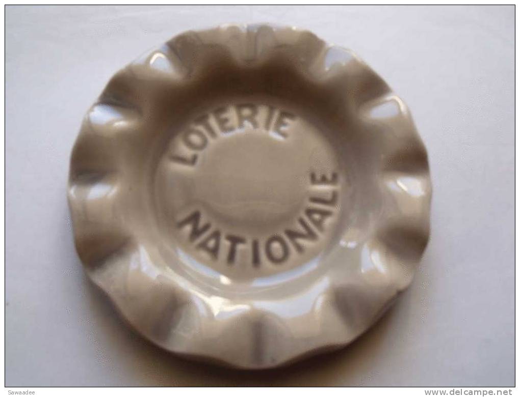 CENDRIER - PORCELAINE - GRISE - LOTERIE NATIONALE - ST CLEMENT - FRANCE - DIAMETRE 137mm - Porselein