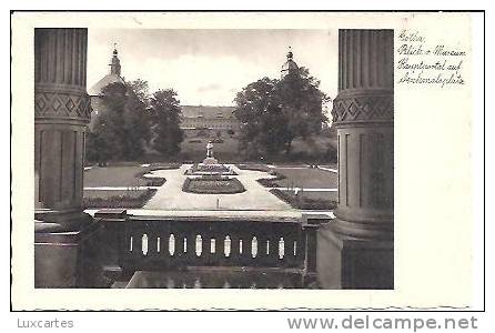 GOTHA. BLICK V. MUSEUM HAUPTPORTAL AUF DENKMALSPLATZ. - Gotha