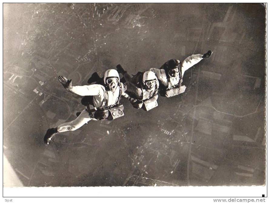 PARACHUTISME /  GIL DELAMARE, COLETTE DUVAL ET SAM CHAZAK à 3500 M. Au Dessus De C.I.C. / CHALON CHAMPFORGEUIL - Paracadutismo