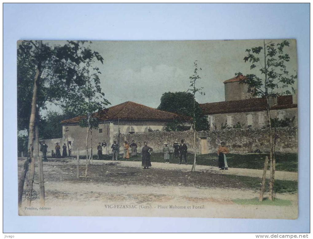 VIC-FEZENSAC  (Gers)  :  Place Mahome Et Forail  -  Carte Couleur  -  Belle Animation  - Vic-Fezensac