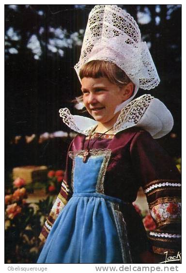 29 - TYPES BRETONS - COSTUMES DE FOUESNANT BENODET ENFANT COIFFE DENTELLE   N°20567- SM Dentélée  1964 - La Forêt-Fouesnant