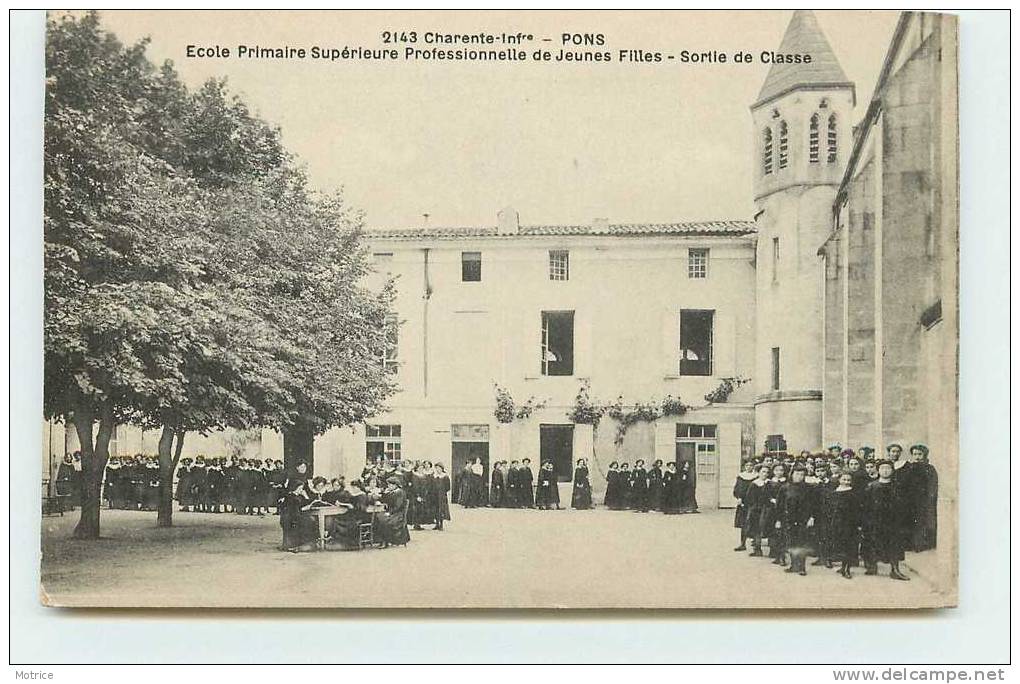 PONS    -    Ecole Primaire Supérieure Professionnelle De Jeunes Filles,sortie De Classe. - Pons