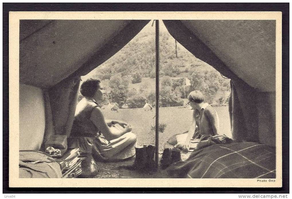 CPA  ANCIENNE- FRANCE-  LE SCOUTISME FEMININ- 2 ECLAIREUSES SOUS LA TENTE- VUE DE L'INTERIEUR- GROS PLAN - Scoutisme