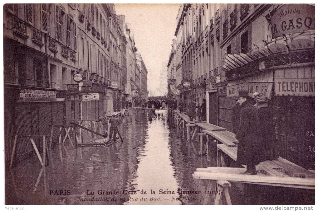 CPA. CRUE DE LA SEINE. INONDATION DE LE RUE DU BAC. PARIS .PASSAGE SUR PILOTIS - Inaugurations