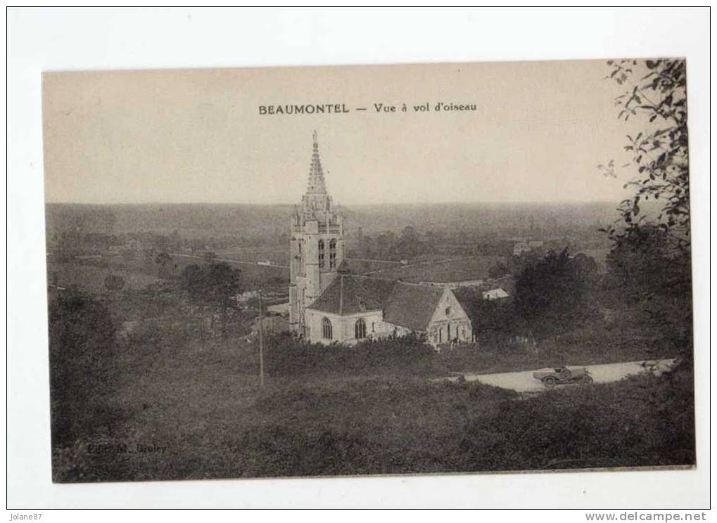 CPA   27       BEAUMONTEL            VUE A VOL D OISEAU          VIEILLE AUTO SUR LA ROUTE - Beaumont-le-Roger