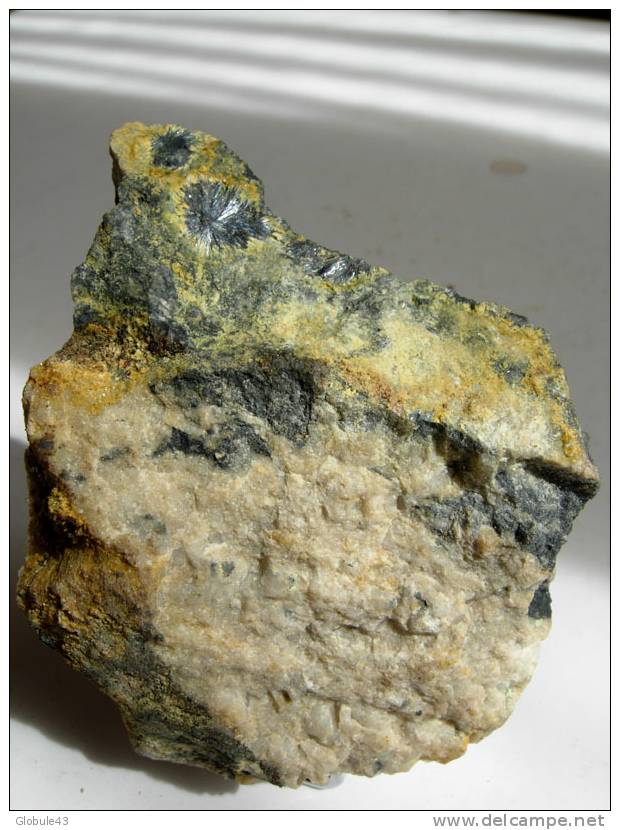 STIBINE En TOUFFE RAYONNANTE Bordée De STIBICONITE 6 X 8 CM REGION DE MASSIAC - Minerales