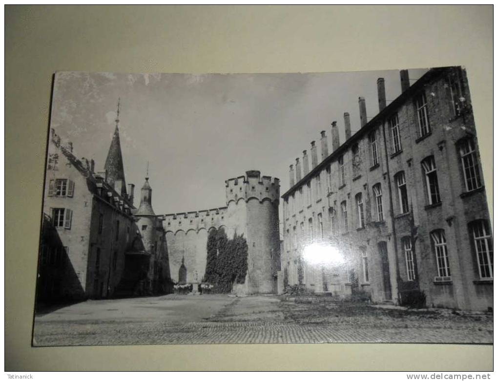 Florennes: Le Collège (cours Intérieure) - Florennes