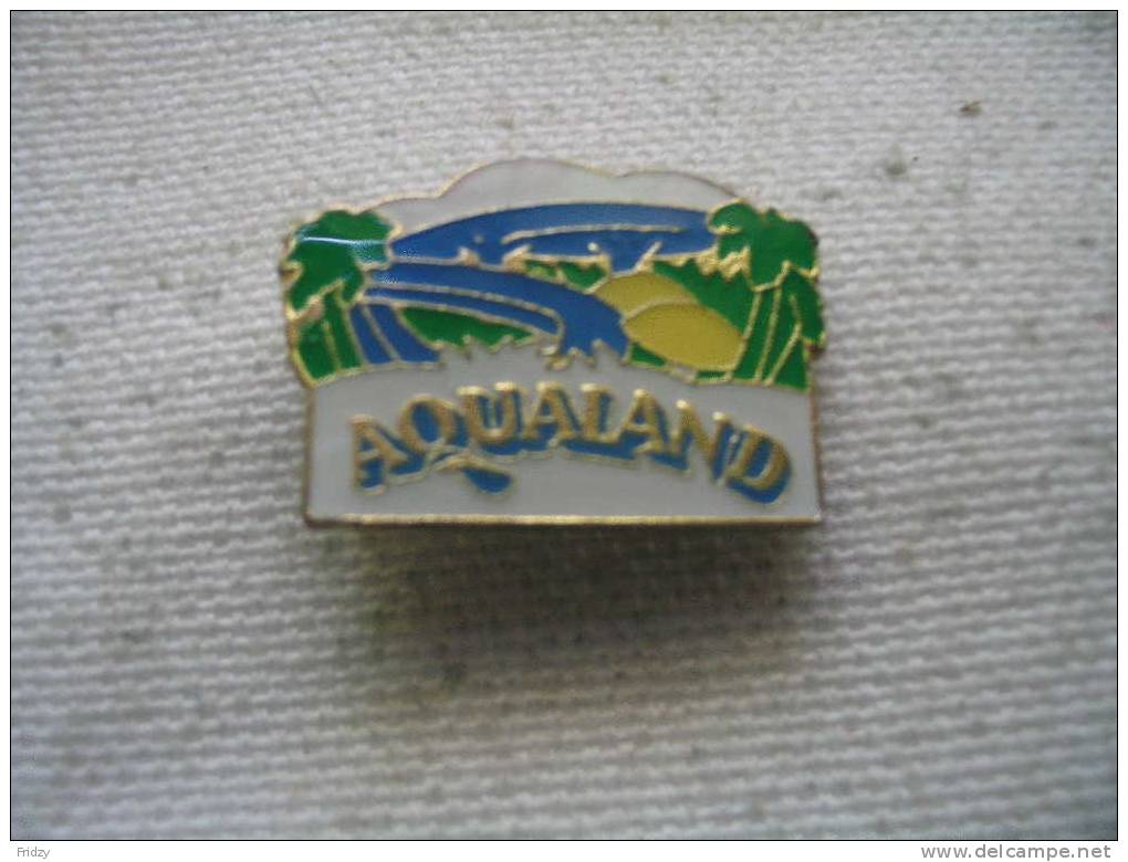 Pin's AQUALAND, Piscine Toboggans, Jeux D'eau - Nuoto