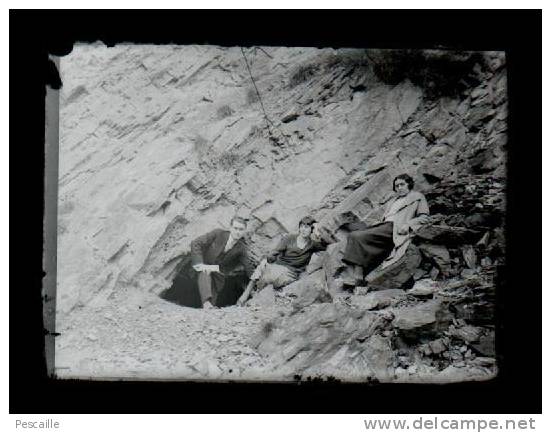 NEGATIF VERRE - 3 PERSONNES DEVANT UNE GROTTE - ANIMATION - Plaques De Verre