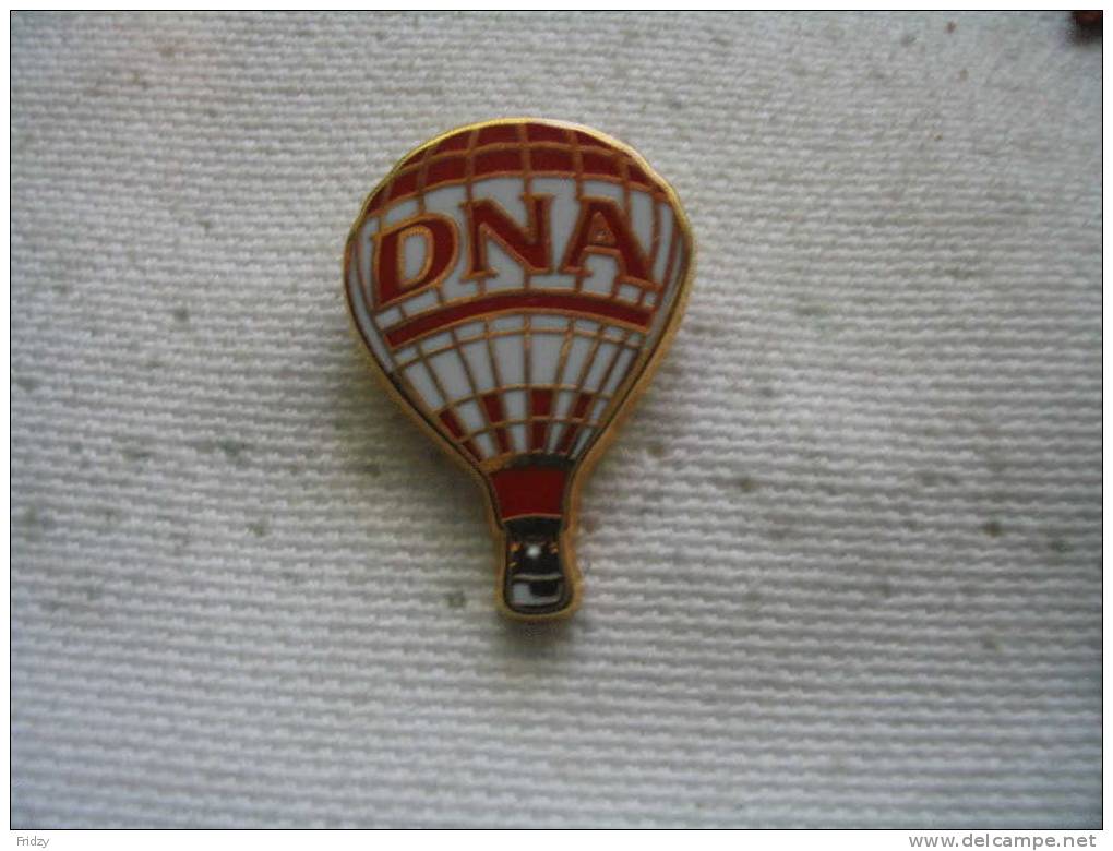 Pin's Montgolfiere Du Journal Des DNA (Dernieres Nouvelles D'Alsace) - Montgolfières